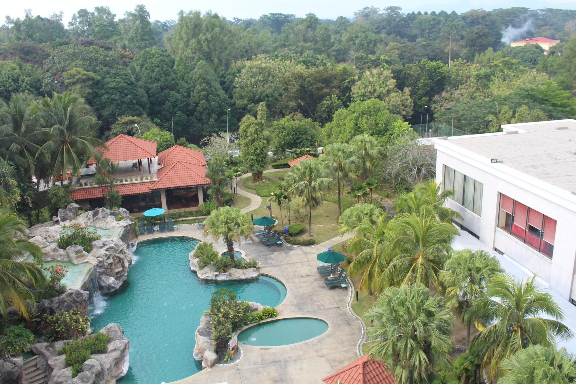Royale Chulan Seremban Extérieur photo The swimming pool at the resort