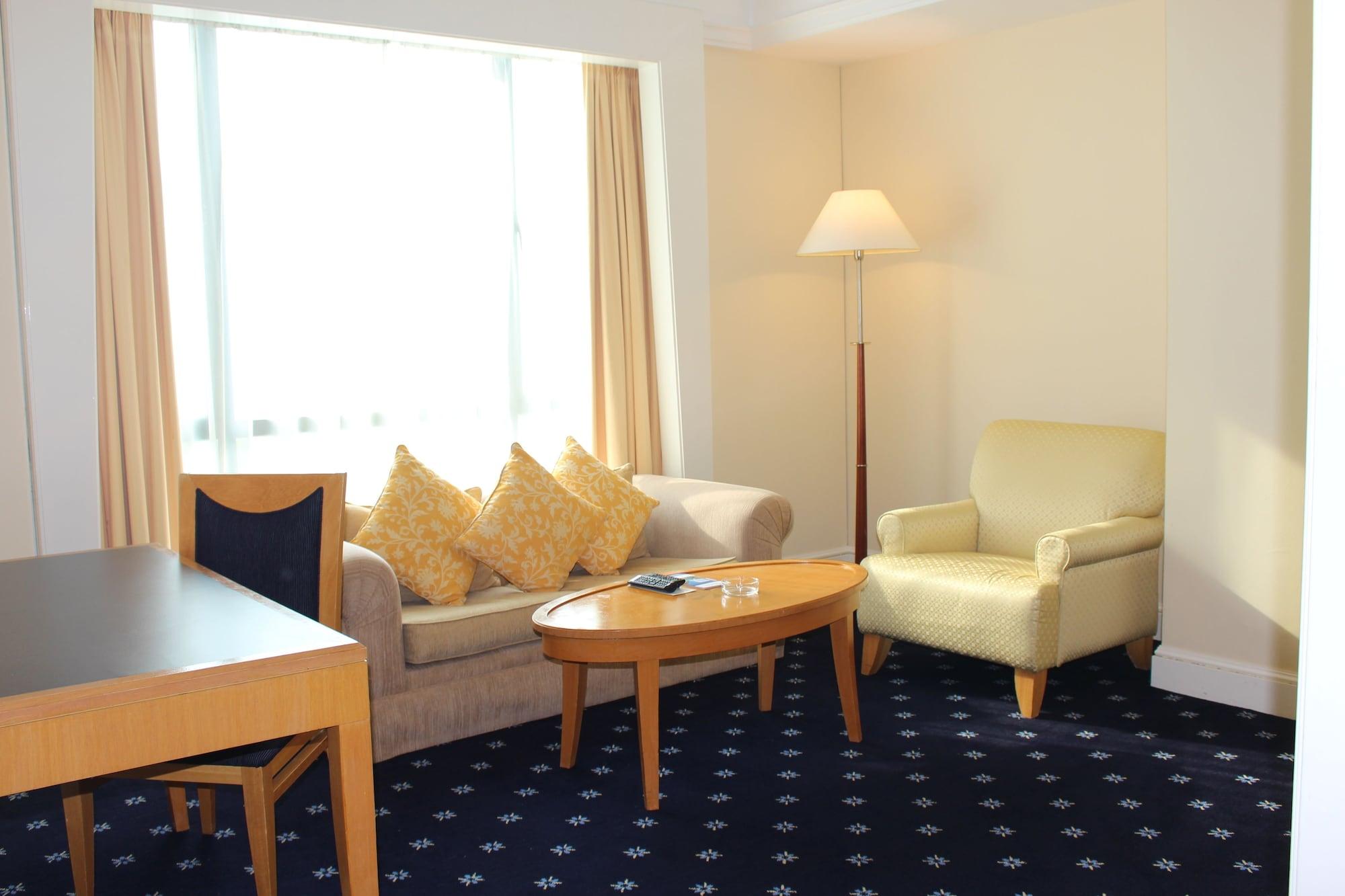 Royale Chulan Seremban Extérieur photo A living room in a hotel suite