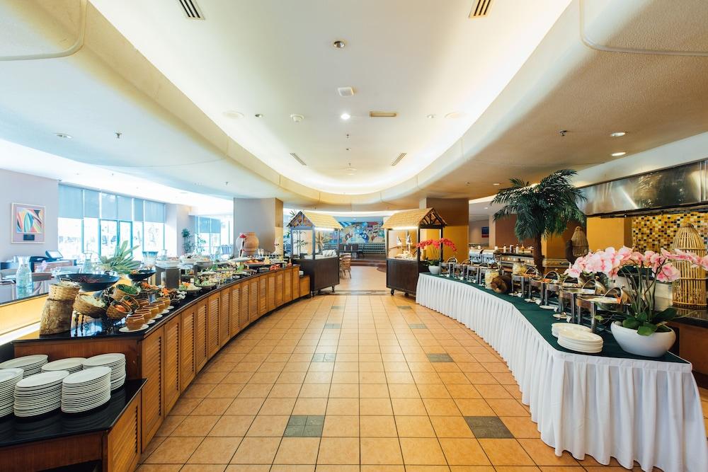 Royale Chulan Seremban Extérieur photo The buffet at the 360 Restaurant