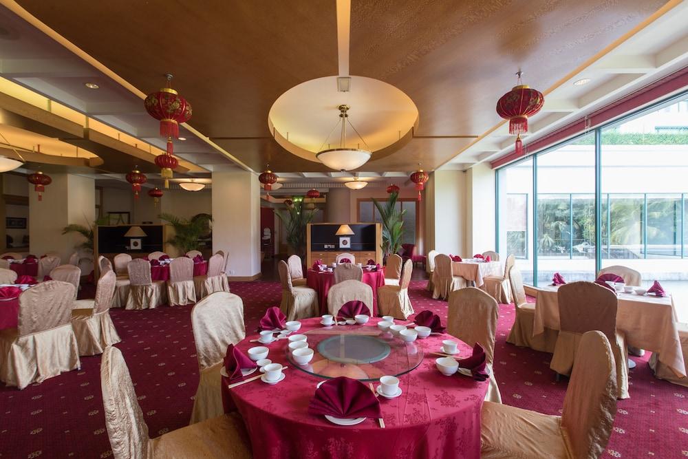 Royale Chulan Seremban Extérieur photo A restaurant in a hotel