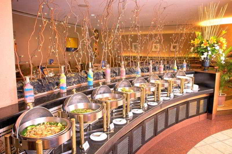 Royale Chulan Seremban Extérieur photo A buffet at a hotel